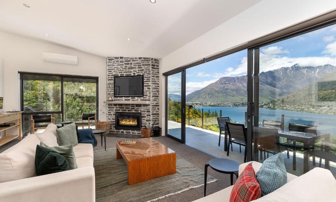 Queenstown House | Okataina - Means Place of Laughter, Luxury Retreat