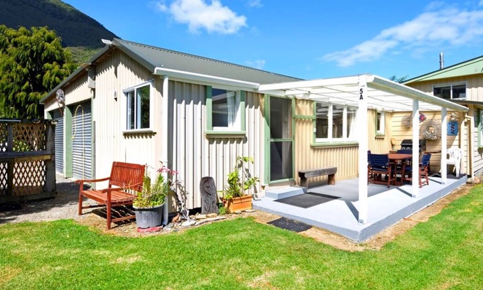 Okiwi Bay Cottage | Okiwi Bay Cosy Cottage