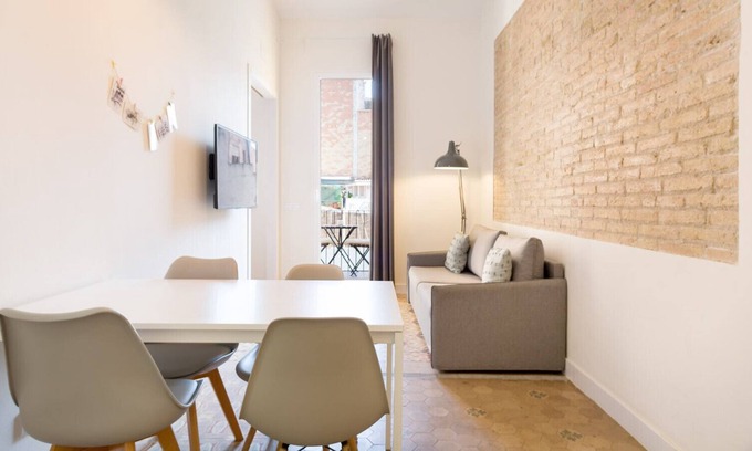 L'Hospitalet de Llobregat Apartment | Olala Design Apartment 2.2 | 10m Pl.España