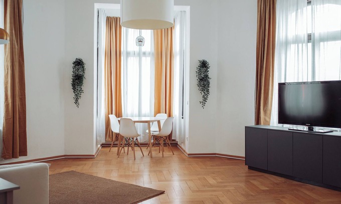 Kaßberg Apartment | Old building flair, trendy district, 2P, WiFi, modern, elevator