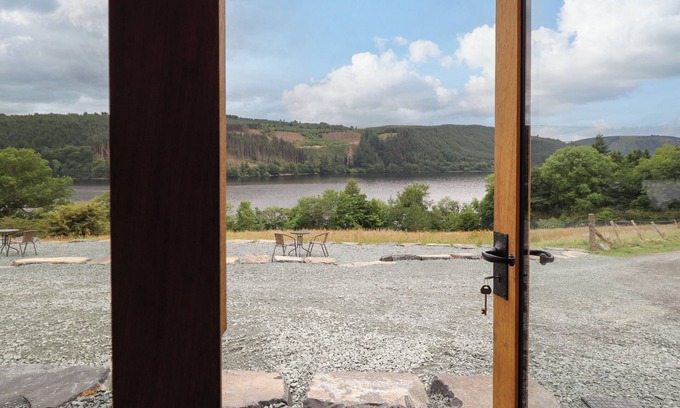 Llanwddyn Cottage | OLD CART HOUSE, pet friendly, with a garden in Lake Vyrnwy