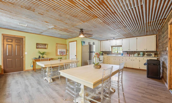 Omaha House | 'Old Church Retreat' w/Fire Pit & Air Hockey!