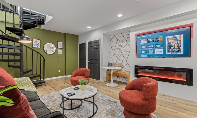 Old City Condo | Old City 2 BR | Near Historic Sites | *King Bed*