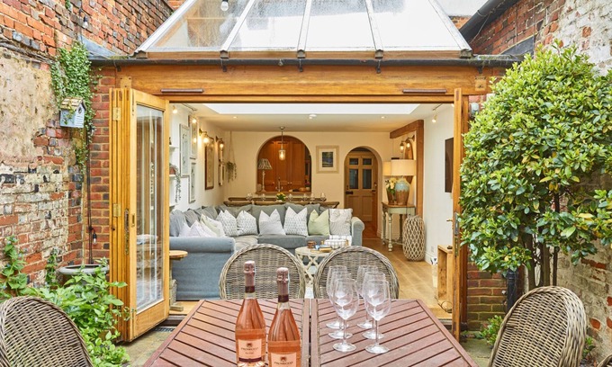 Henley-on-Thames House | Old Coach House Dolls House - From 1100 Per Night