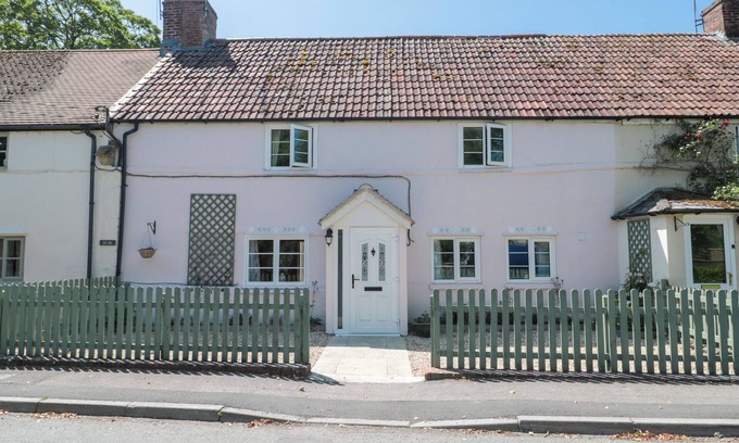 Sherrington Cottage | OLD FARM COTTAGE, pet friendly, character holiday cottage in Codford