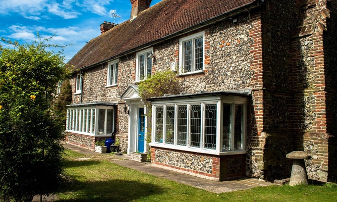 Littlehampton House | Old farmhouse in village centre, close to beach - sleeps 8-10