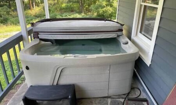 Horseheads House | Old farmhouse with Hot tub in the Finger Lakes