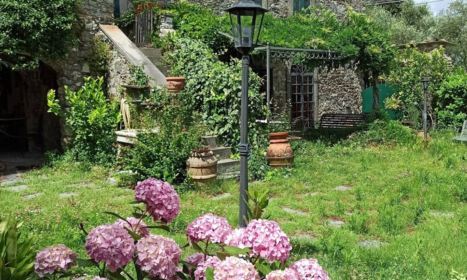 Vezzano Ligure Cottage | Old farmhouse with romantic garden in medieval setting, near the 5Terre.