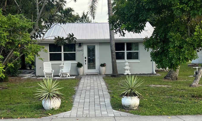 Bonita Springs House | Old Florida 2-bedroom house Downtown Bonita Springs, 1 Block from Old 41