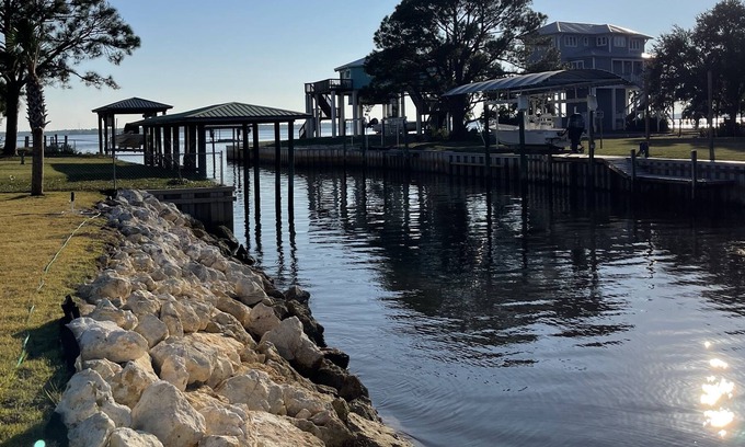 Panacea House | Old Florida waterfront house. Beach, bike trails, boat ramp, fishing, & fire pit