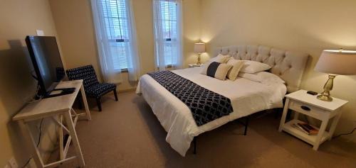 Fort Smith Apartment | Old Fort Loft King & Queen suites nearest accomodation to Marshals Museum power your EV for free!