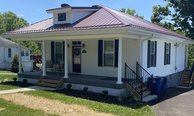 Williamstown Bed & Breakfast | Old Glory - NEWER LISTING/FULLY RENOVATED