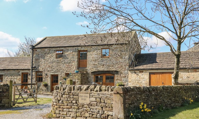Leyburn Cottage | OLD HALL BYRE, pet friendly, with open fire in Carlton-In-Coverdale