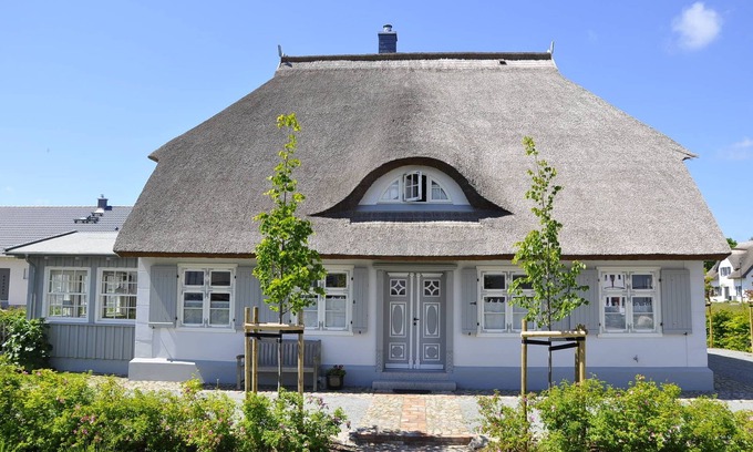 Glowe House | Old Katen Glowe - Captain's Half 3 bedrooms: FHH in the Thatched Cottage, romantic details