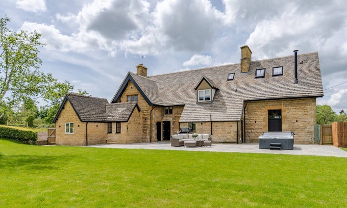 Winchcombe Cottage | Old Laundry - a sudeley castle cottage that sleeps 12 guests in 6 bedrooms