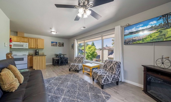 Southern Crossing Apartment | Old Mill Location with a Mountain View!