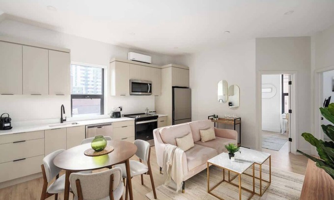 Griffintown Apartment | Old Montreal/Downtown-3BR-2BA &Patio