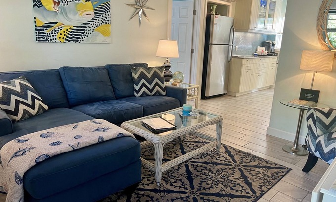 Historic Old Northeast Apartment | OLD NE 1BEDROOM DELUXE SUITE FAVORITE for 11 years. Walk to Beach, Parks, Lakes.