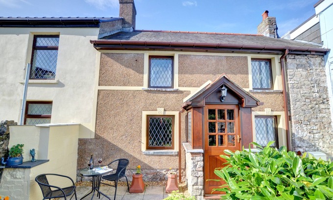 Newton House | Old Newton Cottage - Two Bedroom House, Sleeps 3