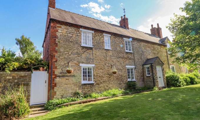Washingborough Cottage | OLD RECTORY COTTAGE, pet friendly, with open fire in Washingborough