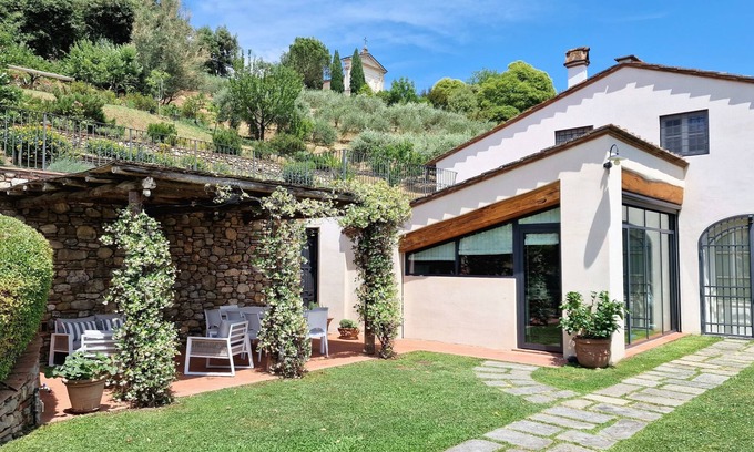 Monte San Quirico Villa | Old restored lemon house near the center