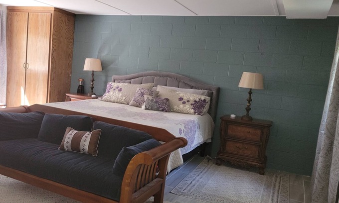 Dyke Cottage | Old School House at Stone Mountain Vineyards