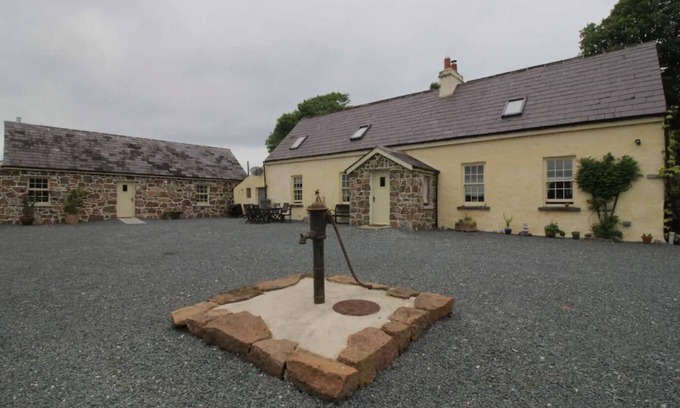 Emly House | Old Scragg Farm, Cottage in the Irish Countryside