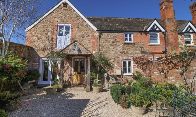 Huntley Cottage | OLD STABLES, family friendly, character holiday cottage in Huntley