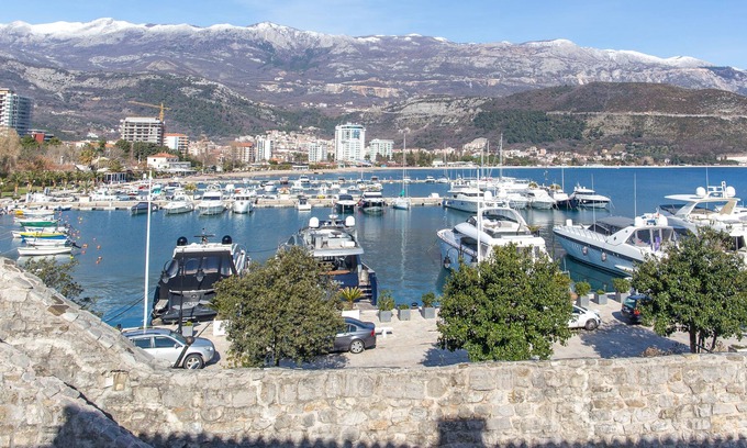 Old Town Apartment | Old town 1-bdrm apt w/balcony + sea view