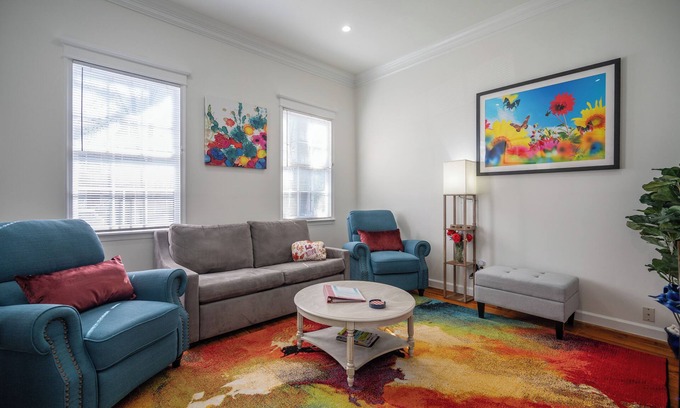 Old Town Alexandria House | Old Town Alexandria King St Historic Plaque Townhome Pet Friendly 99% Walk Score