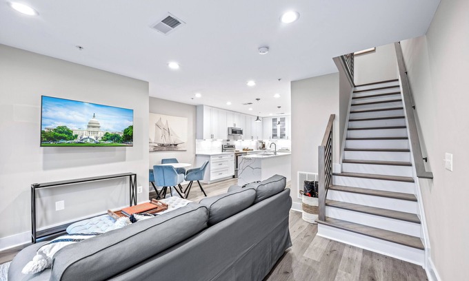 Old Town Alexandria House | Old Town Alexandria NEW Modern "5 Min Walk to Metro" 2 Bed 2.5 Bath Free Parking