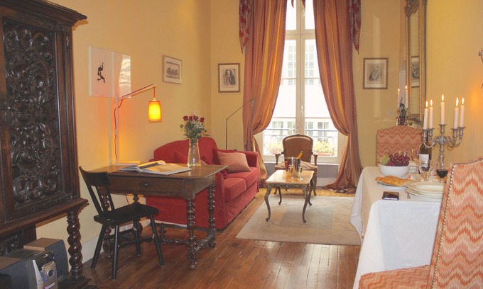 Les Iles Apartment | OLD TOWN CENTER IN PARIS, ELEGANT, QUIET WITH ELEVATOR AND A/C