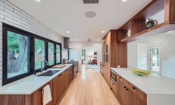 Georgetown House | Old Town Georgetown - Beautifully Renovated - Mid Century Appeal