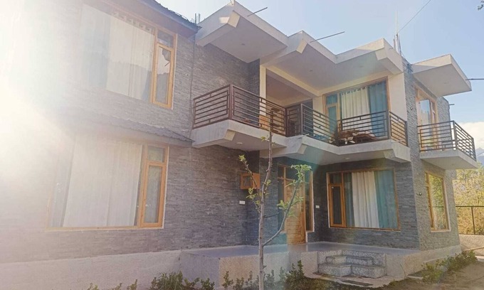 Old Manali Cottage | Old Town Manali Homestay, Cozy Room with Apple Orchard & Mountain Views
