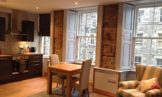 Old Town Apartment | Old Town Royal Mile 2 Bedroom 2 Bathroom sleeps 5
