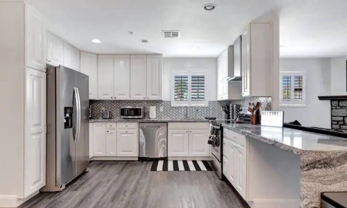 Scottsdale Highlands Estates House | Old town Scottsdale Home With Putting Green