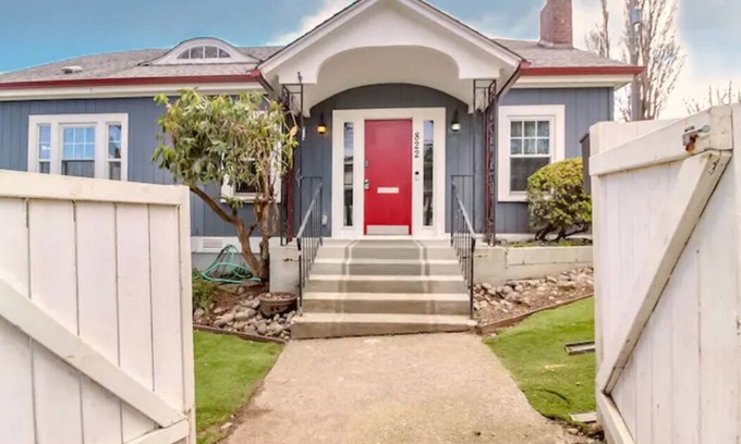 North End House | Old Town Tacoma Hot Tub and Fireplace