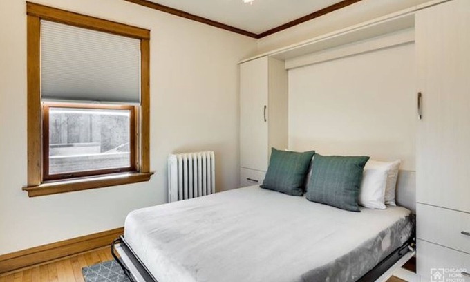 Old Town Triangle Condo | Old town vintage 2 bedroom