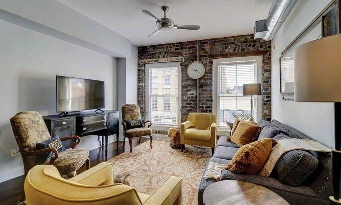 Historic District - North Apartment | Old Towne Loft on Broughton -Steps to Everything!