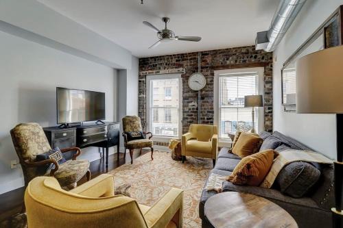 Historic District - North Apartment | Old Towne Loft on Broughton -Steps to City Market
