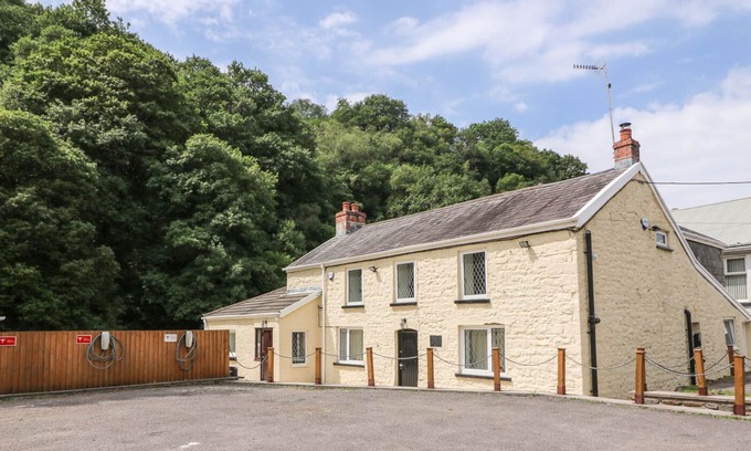 Margam House | OLD TREDEGAR ARMS, family friendly, with open fire in Cwmtwrch