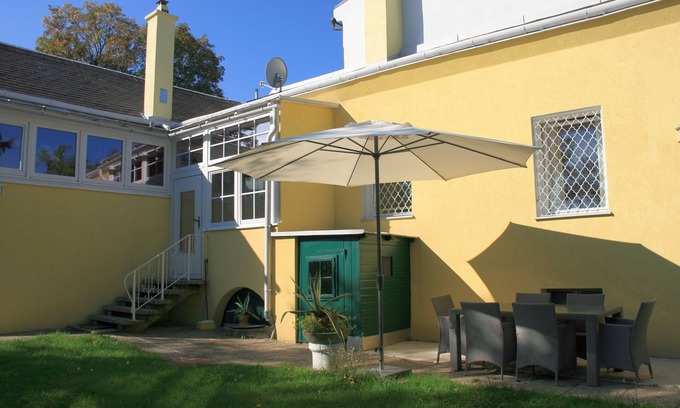 Liesing House | Old Viennese country house with veranda, private garden and free parking