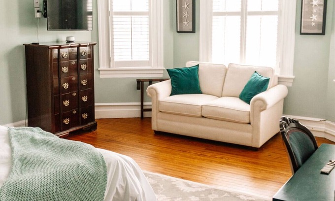Edenton Bed & Breakfast | Old world charm downtown Edenton near the harbor, with homemade breakfast daily