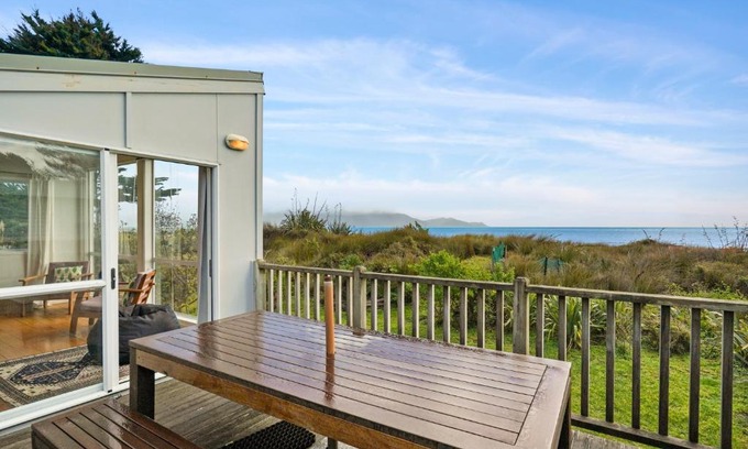 Waikanae House | Olde Beach Pearl - Waikanae Beach Holiday Home