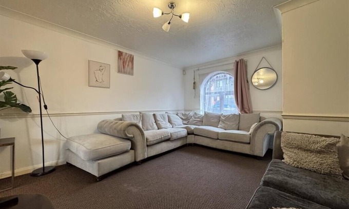 North Stifford House | Olive, 3 Bedroom House, Garden, Free Car Park.