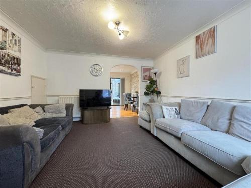 Chafford Hundred Apartment | Olive, 3Bedrooms,1 extra Rm, Sleeps 9 with Garden, Free Parking in Grays, Lakeside, London