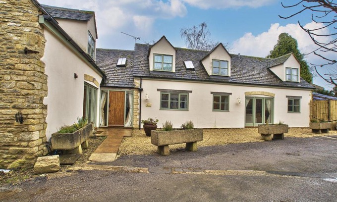 Black Bourton House | Olive Cottage by Group Retreats