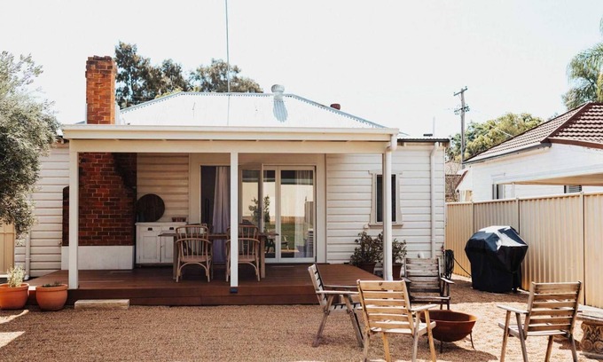 Dubbo House | Olive Cottage - CBD Location, Pet friendly