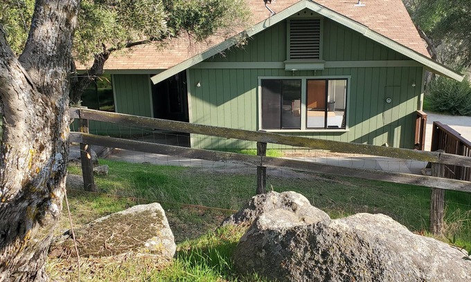 Raymond Cottage | Olive Cottage near Yosemite National Park