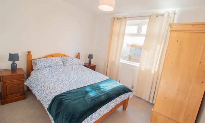 South Heighton Cottage | Olive garden - sleeps 5 guests in 3 bedrooms